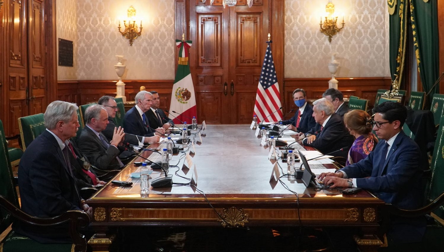 Lopez Obrador se reune con legisladores estadounidenses en Palacio Nacional