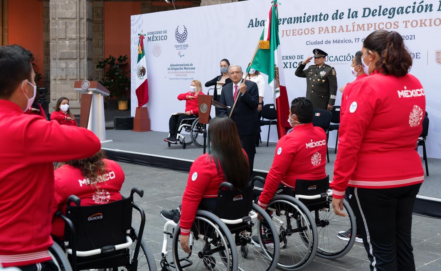 Lopez Obrador abandera a delegacion mexicana participante en los XVI Juegos Paralimpicos de Tokio 2020