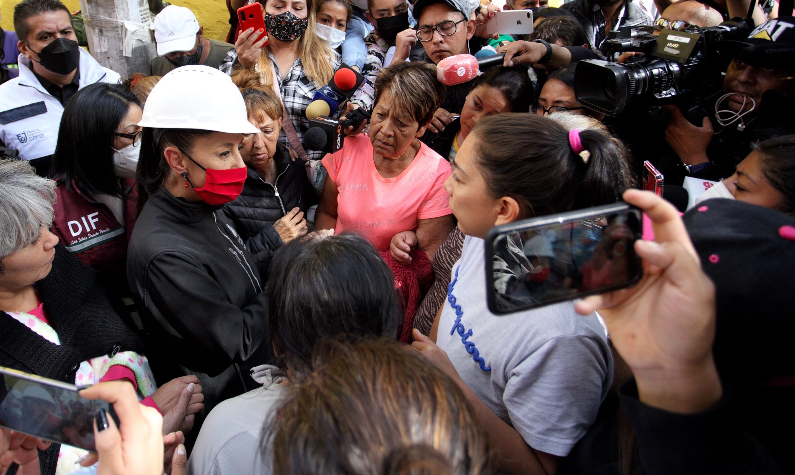 Atiende Claudia Sheinbaum a personas afectadas por explosion en Colonia Pensil Norte en la Alcaldia Miguel Hidalgo scaled