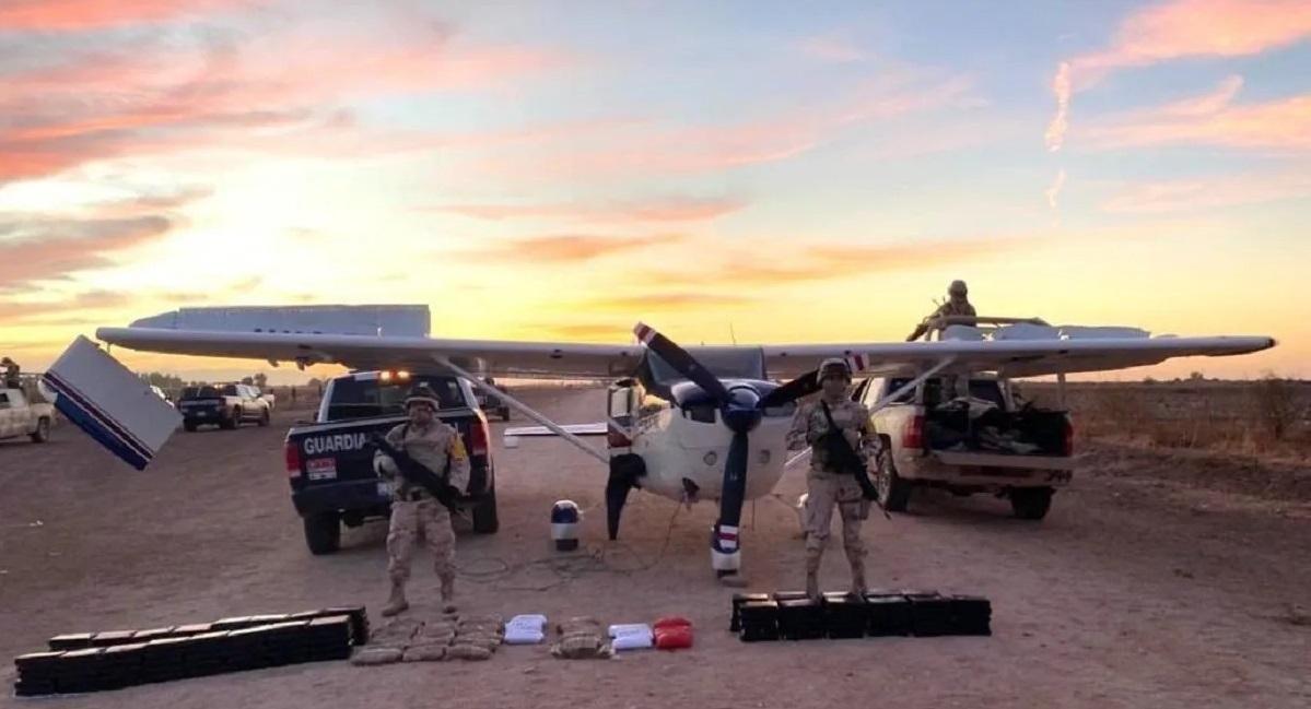 Ejercito y Fuerza Aerea Mexicanos aseguran en el estado de Baja California una aeronave con mas de 200 kilogramos de droga sintetica
