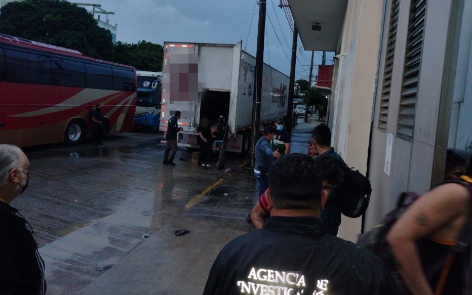 Identifica INM origen de 600 personas rescatadas en dos traileres en Veracruz