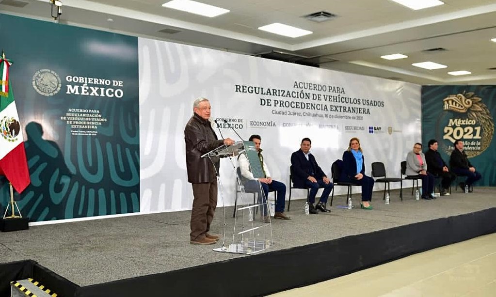 Lopez Obrador firma acuerdo para la regularizacion de vehiculos extranjeros en Chihuahua