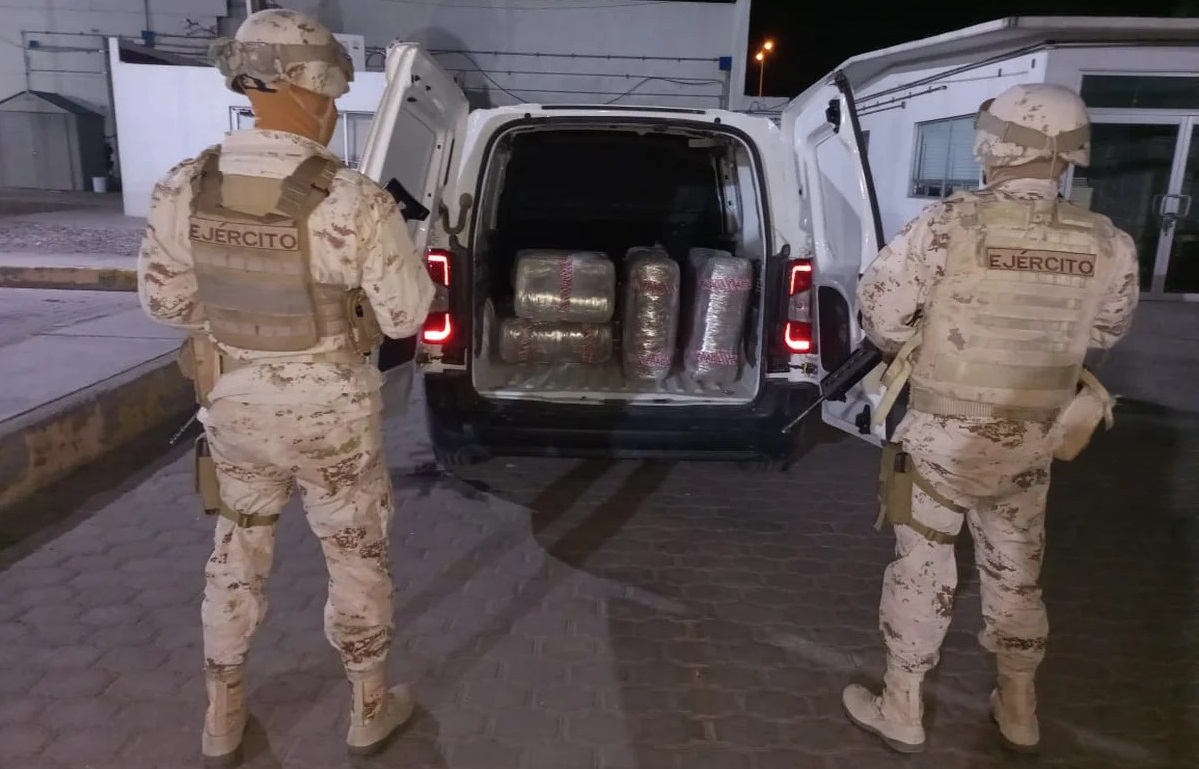 Ejercito Mexicano asegura metanfetamina cocaina heroina y fentanilo en el Estado de Baja California