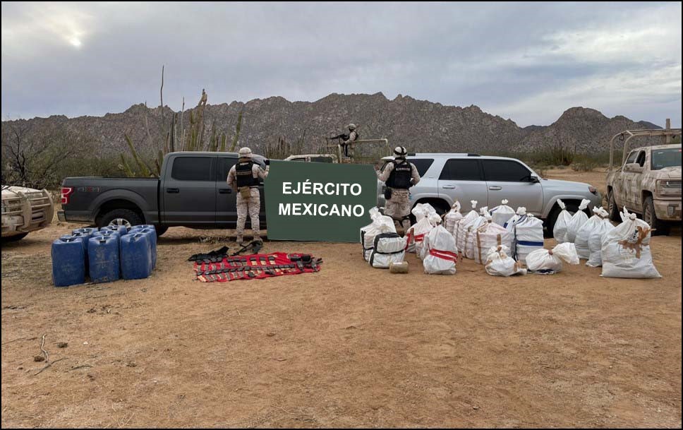 Ejercito y Fuerza Aerea Mexicanos en operacion conjunta aseguran droga y armamento en el estado de Sonora