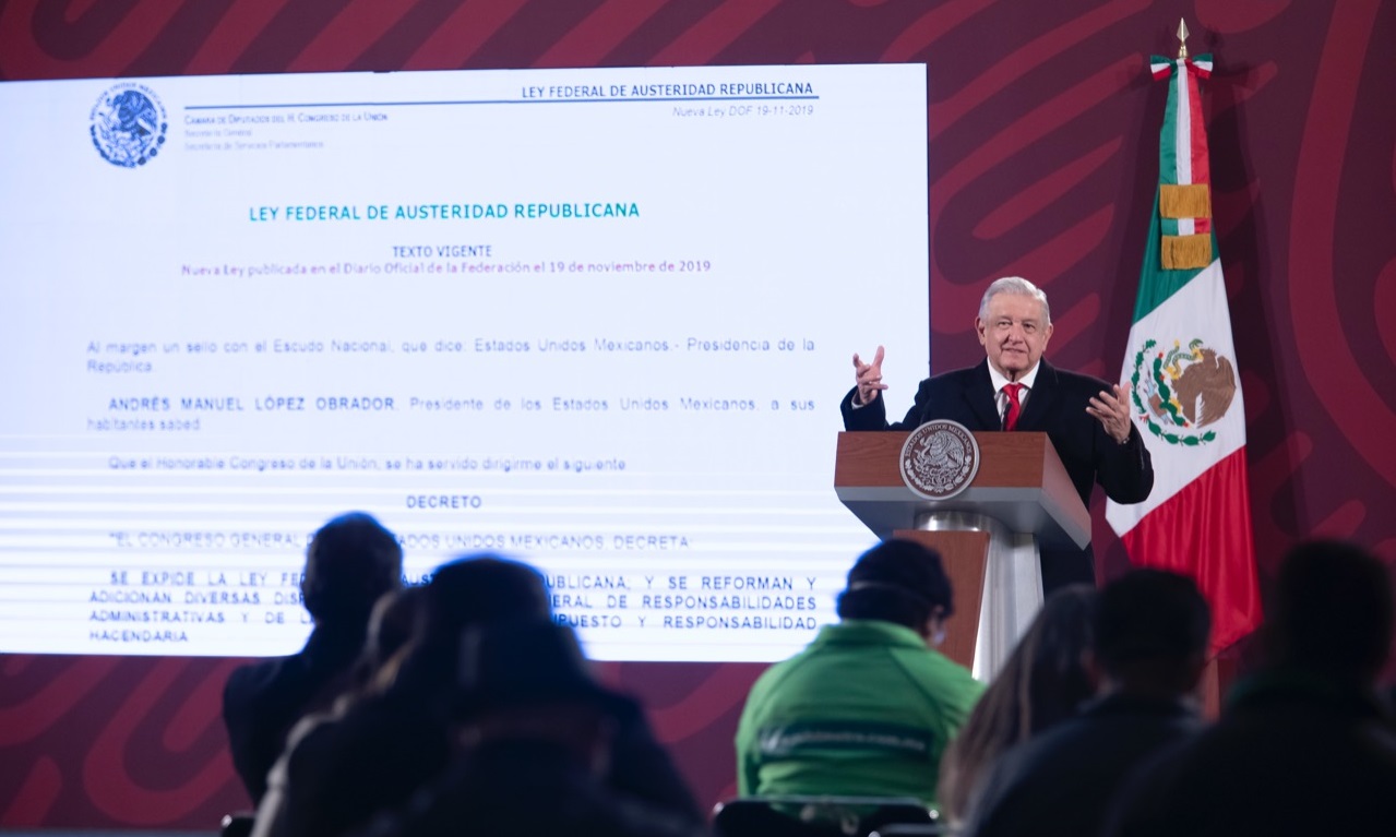 Lopez Obrador exhorta a funcionarios publicos a impulsar en equipo la Cuarta Transformacion