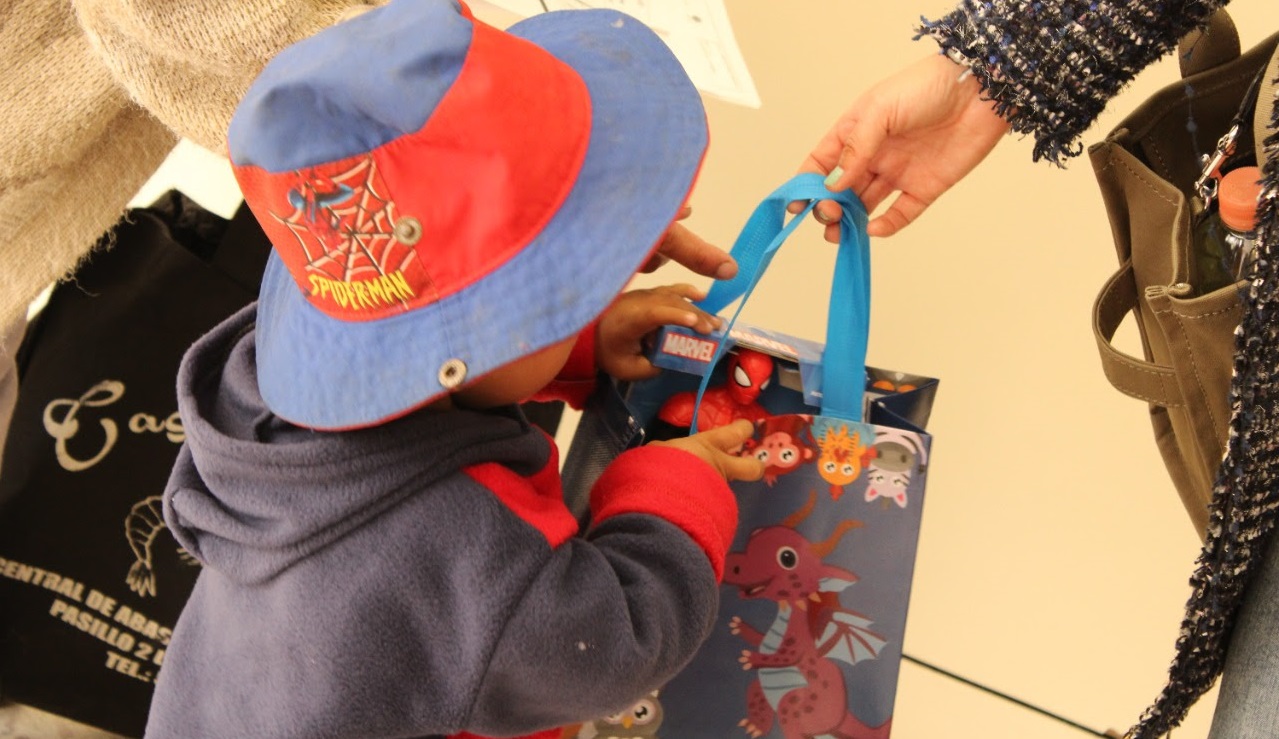 Reciben ninas y ninos juguetes con motivo del Dia de Reyes en el Hospital Pediatrico Legaria