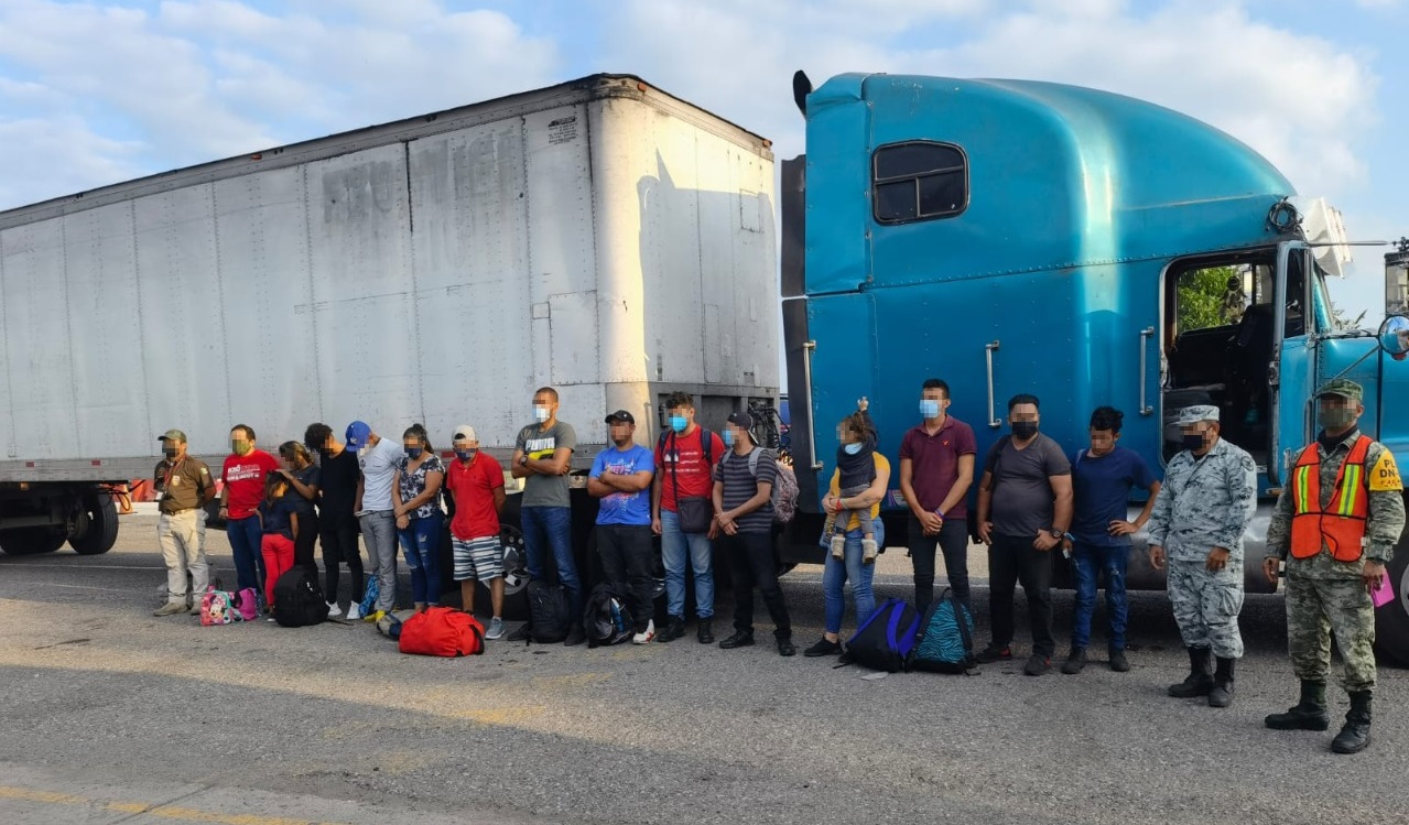 Rescata INM a 16 personas migrantes que viajaban hacinadas en cabina de trailer