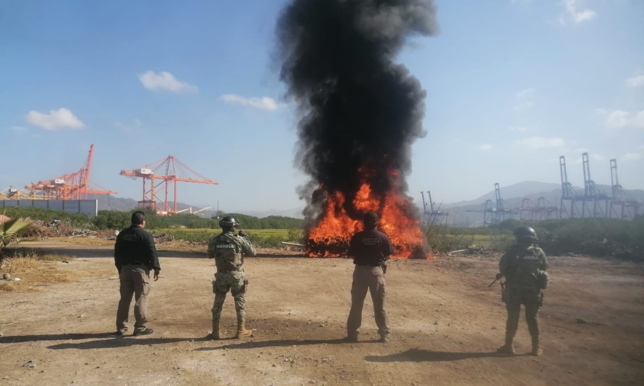 Marina y FGR incineran mas de 1600 kilogramos de clorhidrato de cocaina y destruyen 37 bidones en Manzanillo Colima