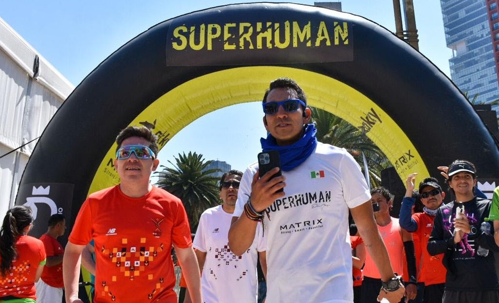 Recibe Gobierno de la Ciudad de Mexico al ultramaratonista Daniel Almanza Superhuman quien recorre el pais de sur a norte