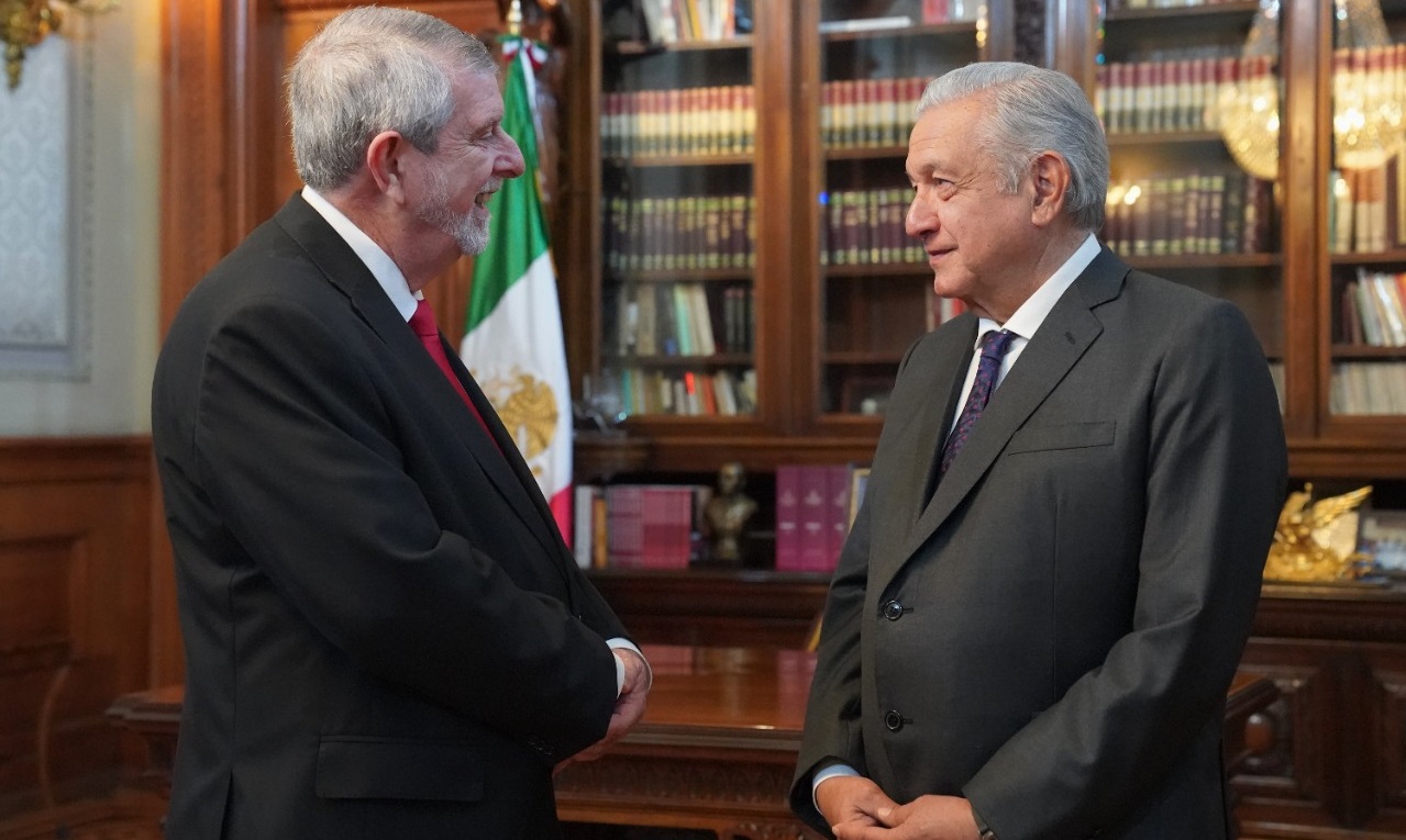 Recibe Lopez Obrador en Palacio Nacional cartas credenciales de embajadores