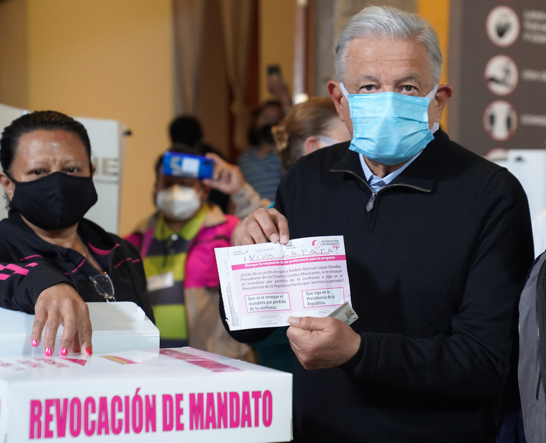 amlo emite su voto