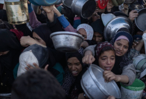 © OMS Personas reunidas en un punto de distribución de alimentos en la ciudad de Gaza en febrero de 2025. 30 Mayo 2025 Ayuda humanitaria