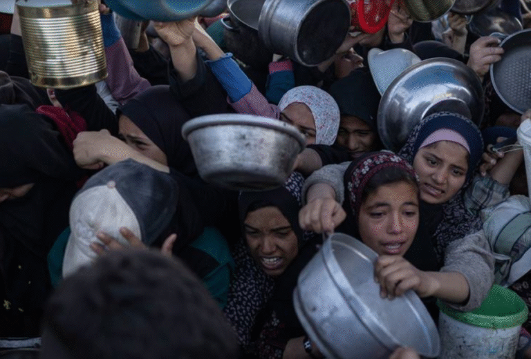 © OMS Personas reunidas en un punto de distribución de alimentos en la ciudad de Gaza en febrero de 2025. 30 Mayo 2025 Ayuda humanitaria