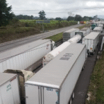 Protestas simultáneas paralizan carreteras del país: campo y transporte elevan presión al gobierno